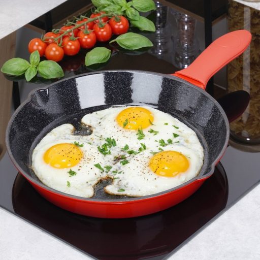 Zománcozott öntöttvas serpenyő 30 cm szilikon fogantyúvédővel, piros